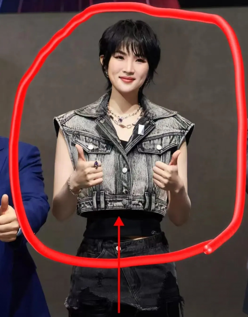 姚安娜不是我说你，你也太会给家里省钱了吧？

大家有没有发现，姚安娜上衣好像是用