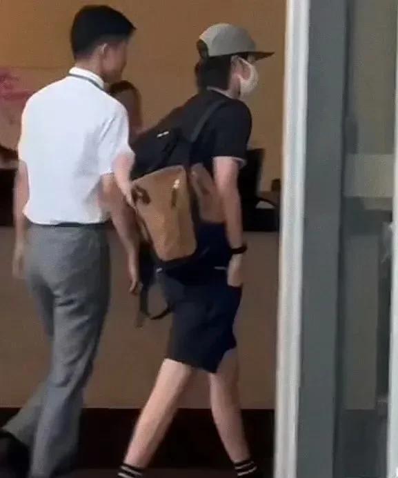 皮筋的功能就是不让头发乱动[憨笑]。
攀岩时有可能把手表刮花，所以不戴，可以理解