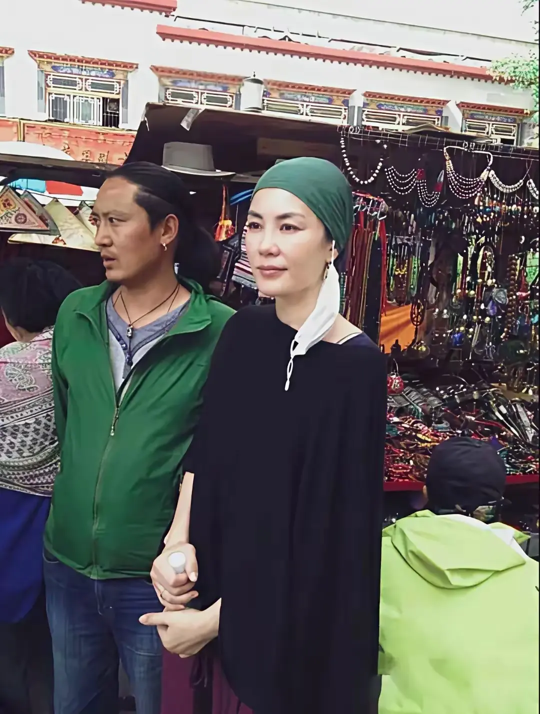 王菲又去西藏祈福了，一般内心不安的人，都希望佛祖保佑他们 。

