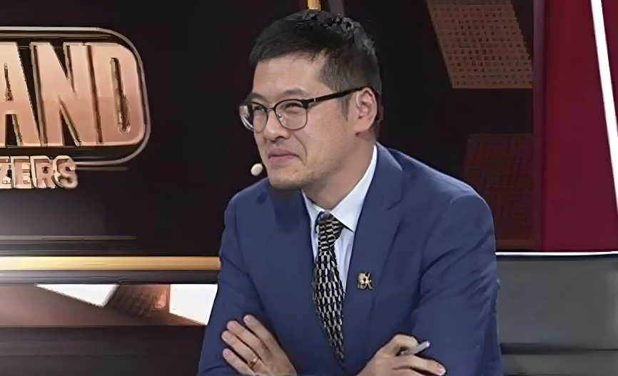 近日，国内著名篮球评论员杨毅在直播间与球迷互动时，再次对郭艾伦大加赞赏。杨毅说：
