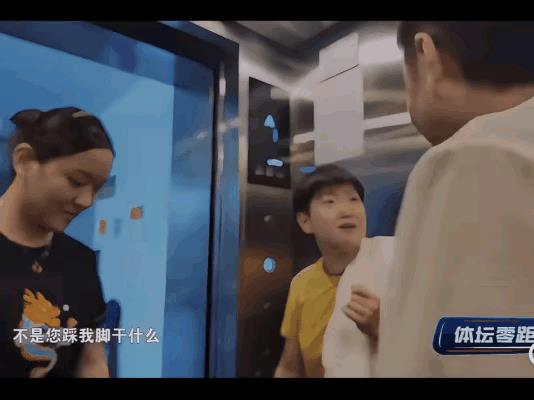 电梯里的莎莎和邱指导
一举一动
太像父女俩了
老父亲般的摸头杀
也挡不住小棉袄