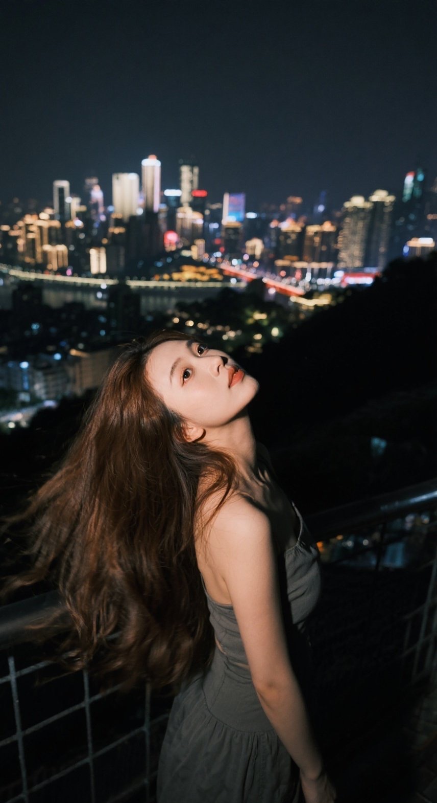 甜辣美眉上线，霓虹为她闪烁