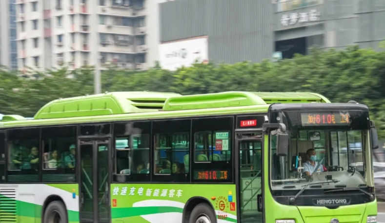 很好奇，公交司机天天一条线路来回开，不会无聊吗？
感觉就像是一个固定的NPC，每