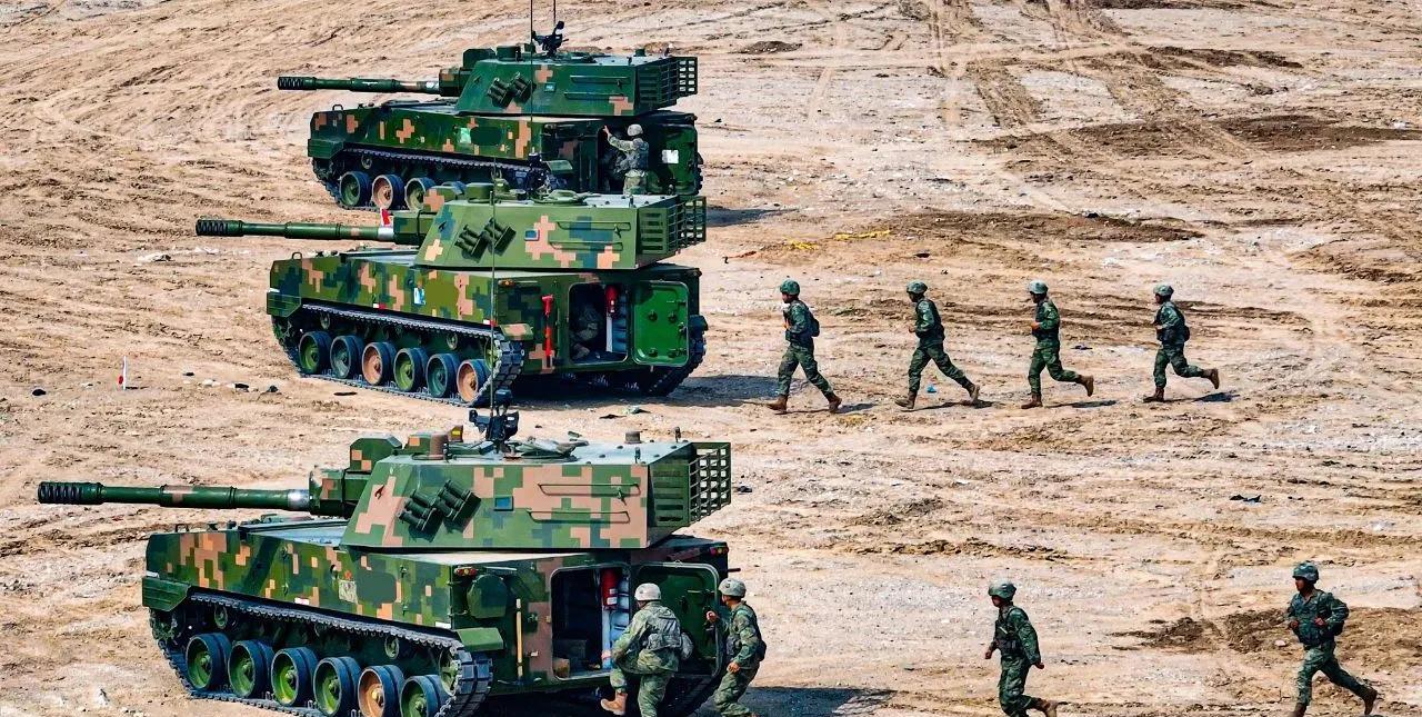 陆军第81集团军某旅炮兵分队进行实弹射击。
07式自行榴弹炮，图二还有10式自行