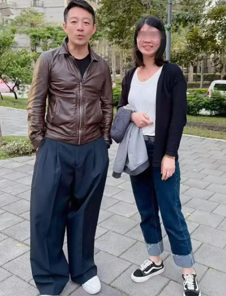 大S离世后，汪小菲牵着儿子在街头散步