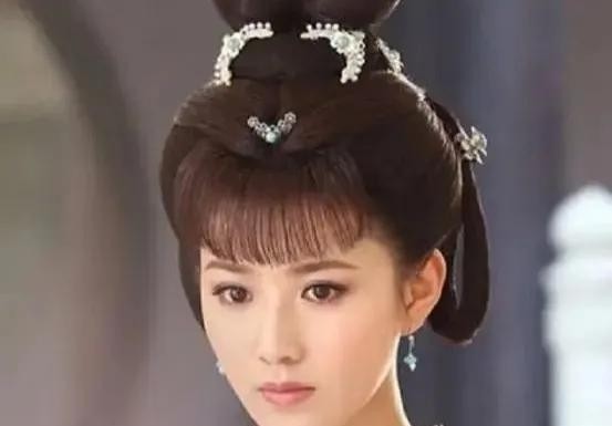 公元626年，唐太宗李世民继位，登基典礼后，李世民一身酒气，急不可耐闯进弟媳杨氏
