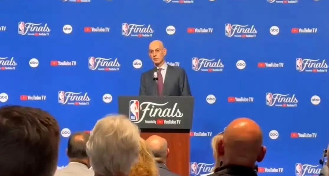 肖华拒绝缩短赛程！
今天，NBA总裁亚当-肖华在接受媒体采访时谈到了外界广泛讨论