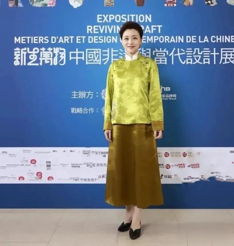 她还真不愧为央视主持人出身啊！ 这一套中式裙装，让她看起来真是仪态万千、落落大方