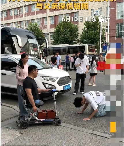 山东临沂一学生高考结束，对父母深情跪谢：不让你们担心了，我已经长大了。 画面太感