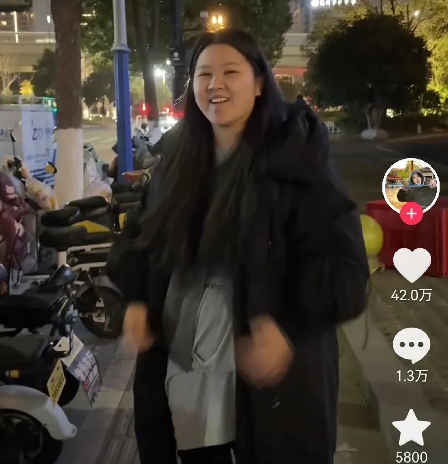 这才是普通人当吃播的样子，吃播界的老实人，有没有催吐一眼就能看出来。
一年时间吃