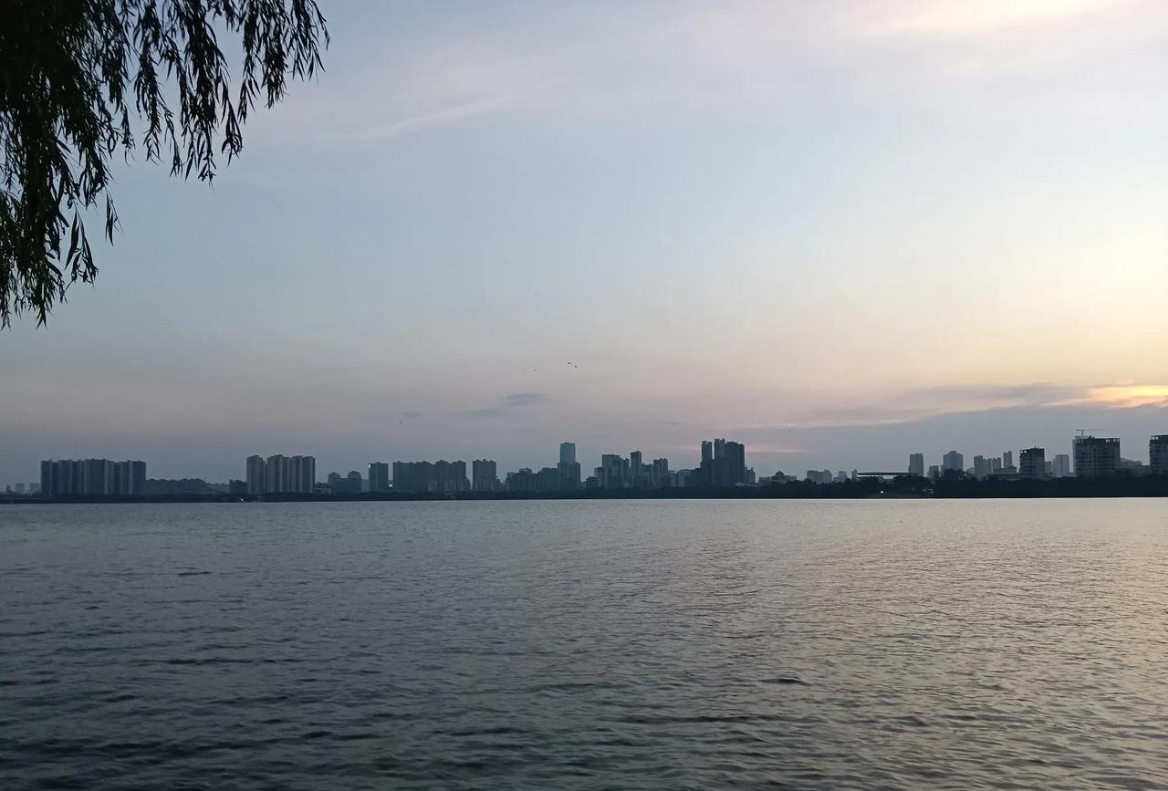 继续分享一下江西南昌艾溪湖畔的夜景，这样的夜景真的让人感到清新而宁静。
#今日随