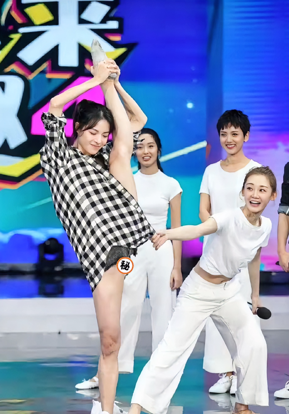 钟楚曦，168cm，这一字腿太厉害了，看着苗苗有点担心，你们看看是不是呢？