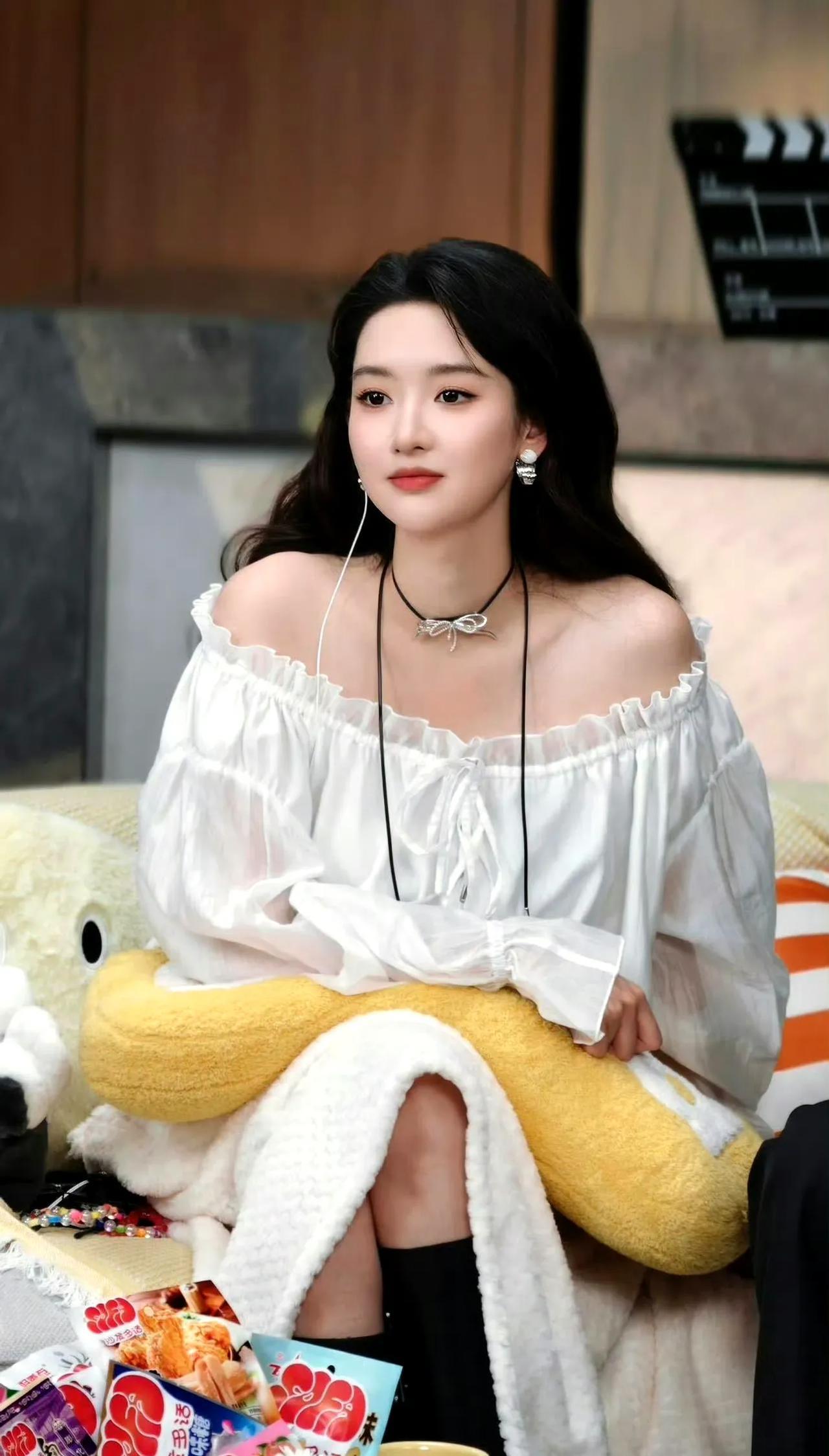 #王玉雯：美貌与梗王的双面魅力#
救命！王玉雯简直是演艺圈的宝藏女孩！镜头前，她