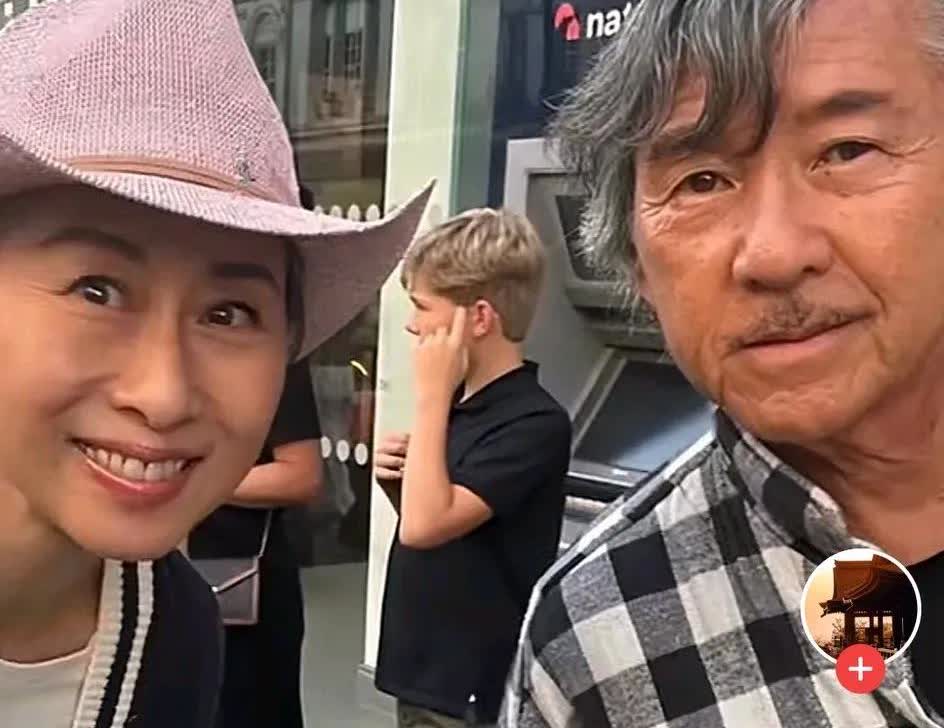 叶倩文林子祥，最新状况曝光！
近日，有网友在英国伦敦街头偶遇叶倩文和林子祥，俩