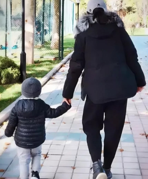 上海，女子沈某婚后全职带娃，仅靠丈夫3000元月薪维持生活。可她父亲和后妈竟要求