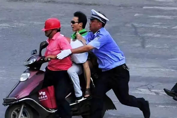 广州交管这几天开始把管理小电驴当作首要工作来抓。
严查，严管无证小电驴，
对不服