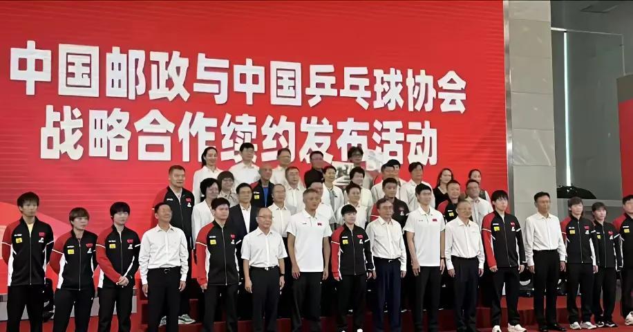 主办方今天很给力，孙颖莎又是站C位。
莎莎所到之处，都是万千宠爱于一身，领导都让
