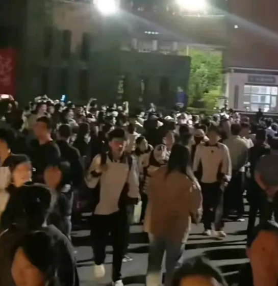 震惊，又是瑞安……
  太震惊了，继瑞安林老师被"水枪学生"喷脸被行拘后，又有两
