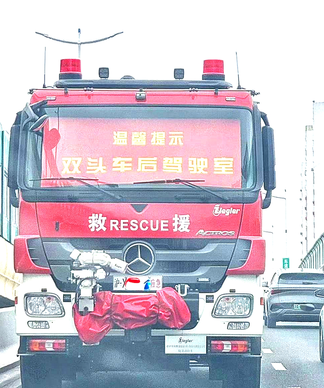 1000个达不溜起步，国内没有几台，可以双头驾驶，正开反开都可以，还是奔驰