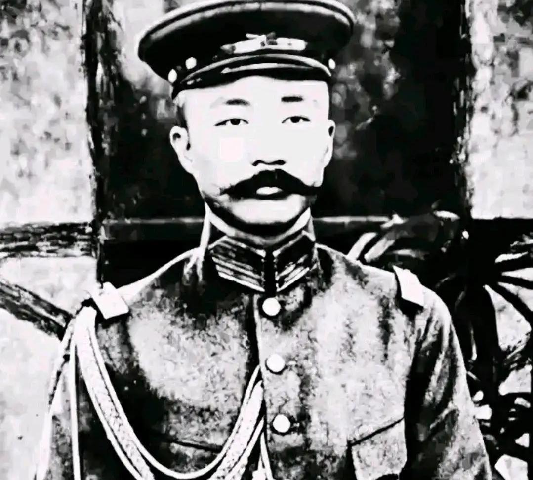 民国初年，李烈钧看上了好兄弟龚永的夫人华世琦。有一天，李烈钧给了龚夫人 2 万大