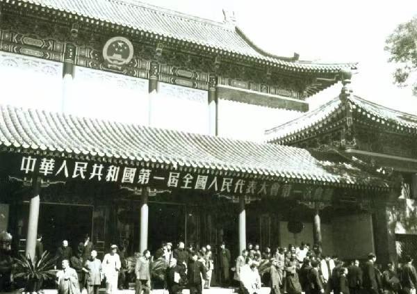#历史上的今天# #历史故事# #历史回眸# 
71年前的今天，1954年9月1