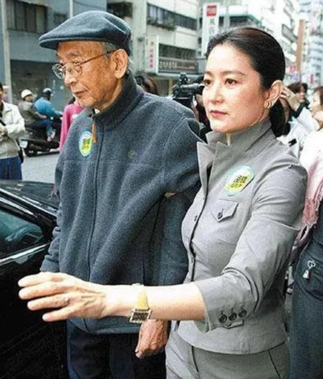 2002年12月4日，还在熟睡中的林青霞被电话吵醒：“青霞，你妈妈跳楼了！”林青