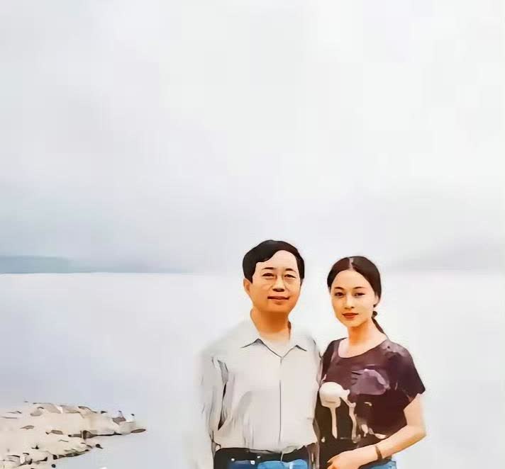1992年，46岁的余秋雨与30岁的马兰珍贵合影曝光。照片中，余秋雨简约衬衫配牛