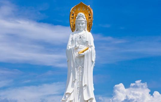 公元571年，陈后主在后花园撞见了表妹沈婺华，只觉眼前一亮，便情不自禁地与她搭讪