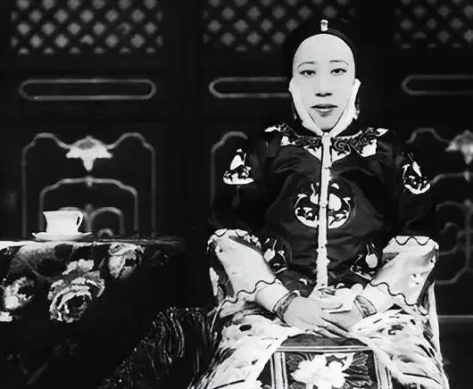 1901年盛夏，项城袁寨灵堂里的冰化了三茬。袁世凯盯着母亲棺椁下洇开的水渍，突然