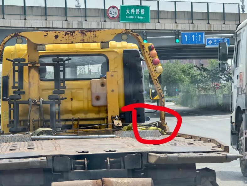 什么叫做猎鹰智驾？因为它真有鹰眼级的实力。
板车遮挡前车，人眼几乎很难察觉，但是