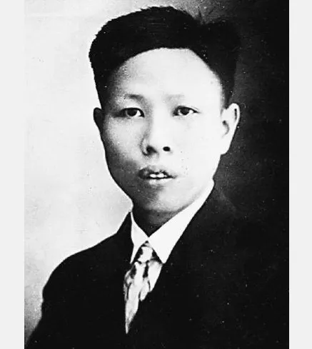1950年，一个穿着破旧的妇女，带着女儿到北京饭店见彭德怀，但她怯生生不敢说话，