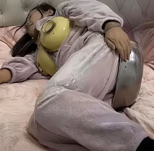 一男子外出打工，临走给老婆“武装”好了！这样就“安全”了！