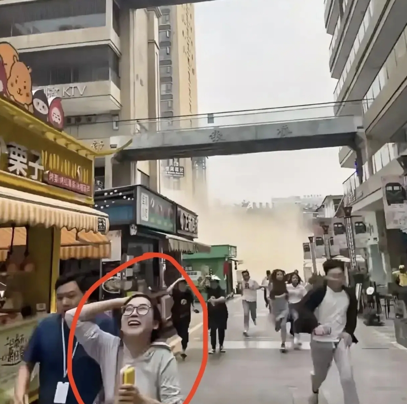 看到这张瑞丽地震人们逃跑的照片

我发现咱们国人

都有一个致命的缺点，但是大多