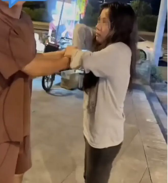 深夜闹市，女子举刀追砍 14 岁男孩，嘴里喊着 “玩游戏”？这到底是疯狂作案还是