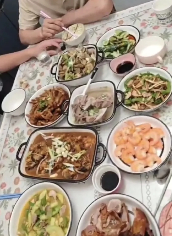 爸爸怎么变成亲戚了，给个东西还要给老公报备吗？
爸爸说他准备买个电脑，有时候上传