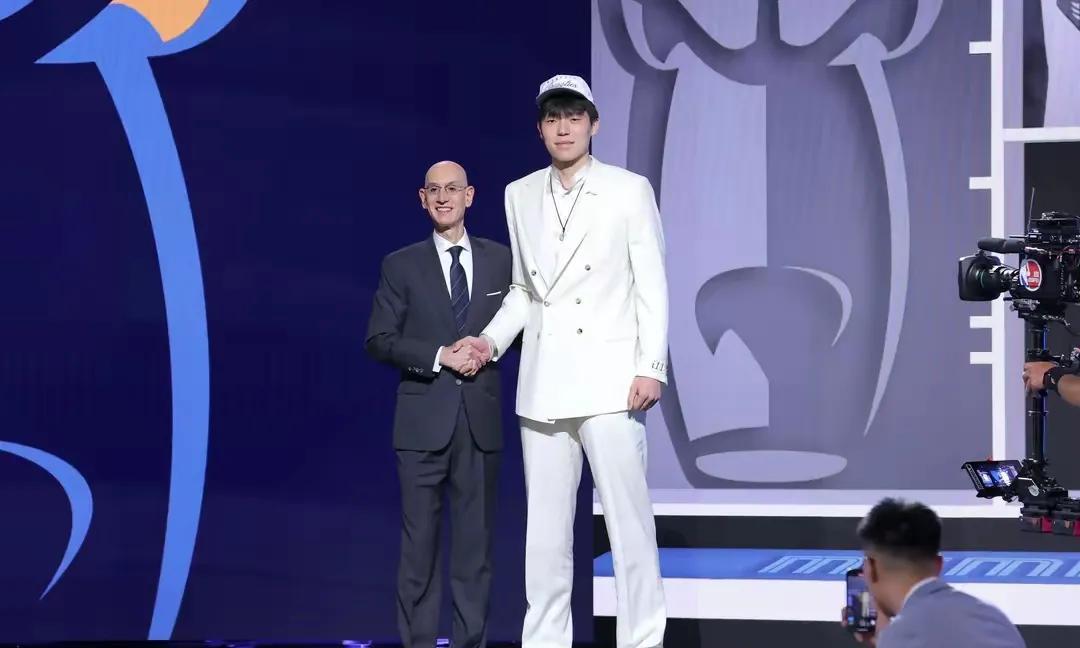 恭喜杨翰森，首轮第16顺位被开拓者选中，成为继王治郅、巴特尔、姚明、易建联、周琦