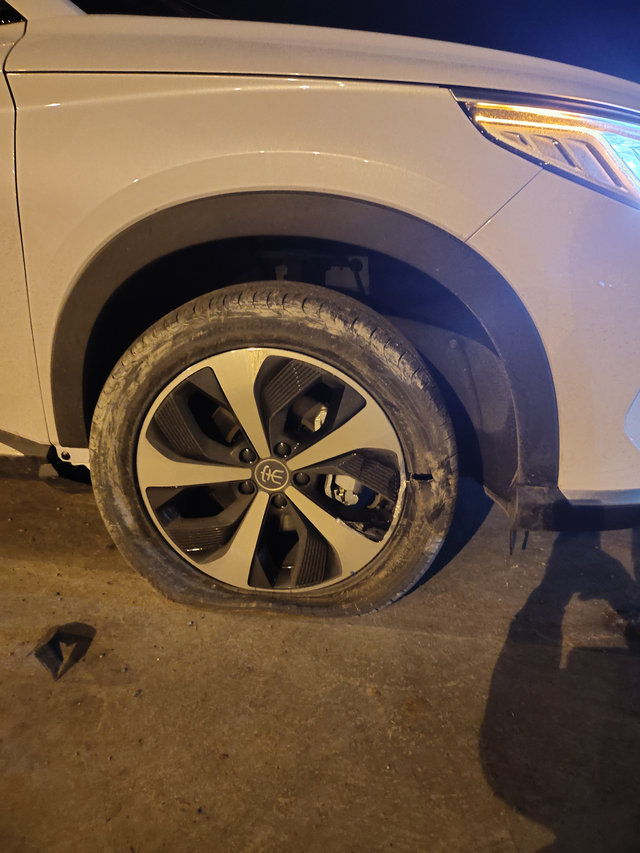 拖车费由保险公司承担还是4儿子店承担
刚提二个月的比亚迪进加油站加油，撞到了路肩