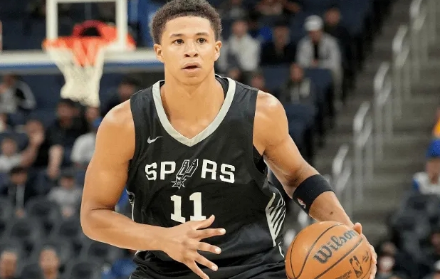 NBA夏季联赛，马刺111-70战胜76人。
赛后，马刺媒体Eric Salin