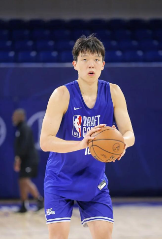 杨瀚森没球权，问题是他的命中率也低呀，今天三分算可以，近了一个，但两次内线攻击都