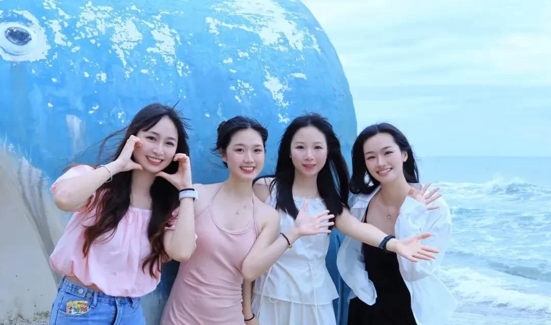 教师绝对是目前婚嫁中最抢手的职业。
他们其实都属于上中产。
按收入的中位数取数一