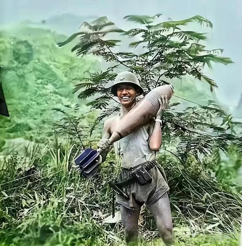 这张照片拍摄于当年的老山前线，这名勇士抱着一发炮弹合影留念。
这是56式160毫