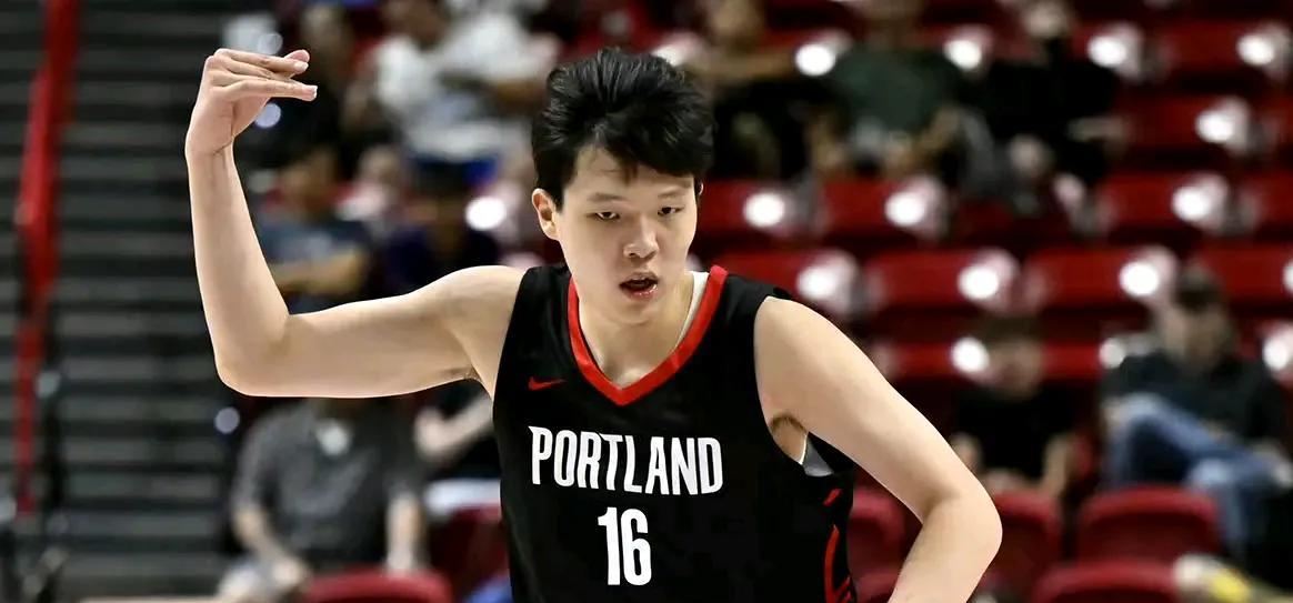 杨瀚森的到来让开拓者彻底重建：
1、买断状元艾顿。
2、换了新老板，开拓者交易价