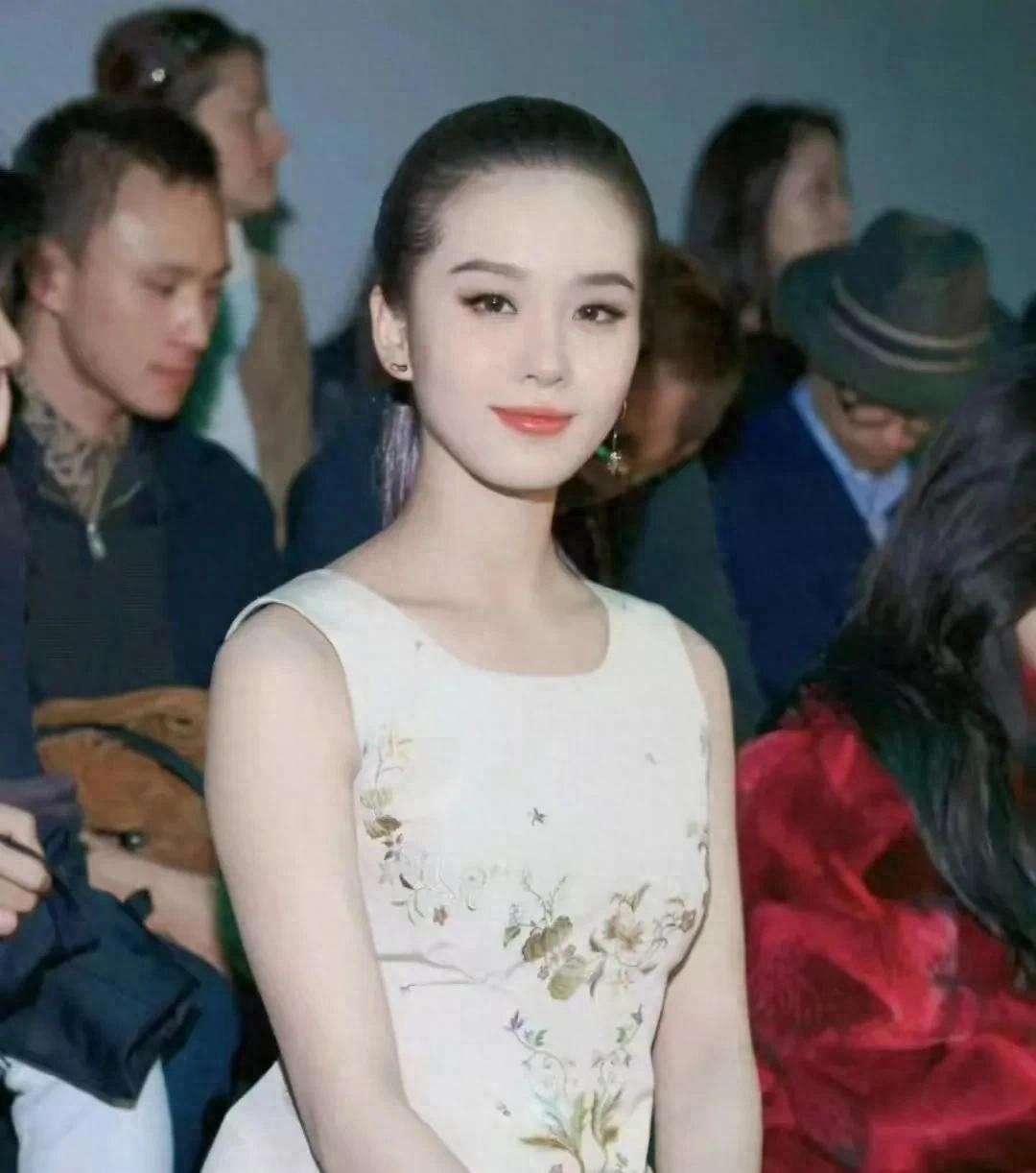 刘诗诗这个发型才是真正的大光明，还有人拿垫过的颅顶来比较
