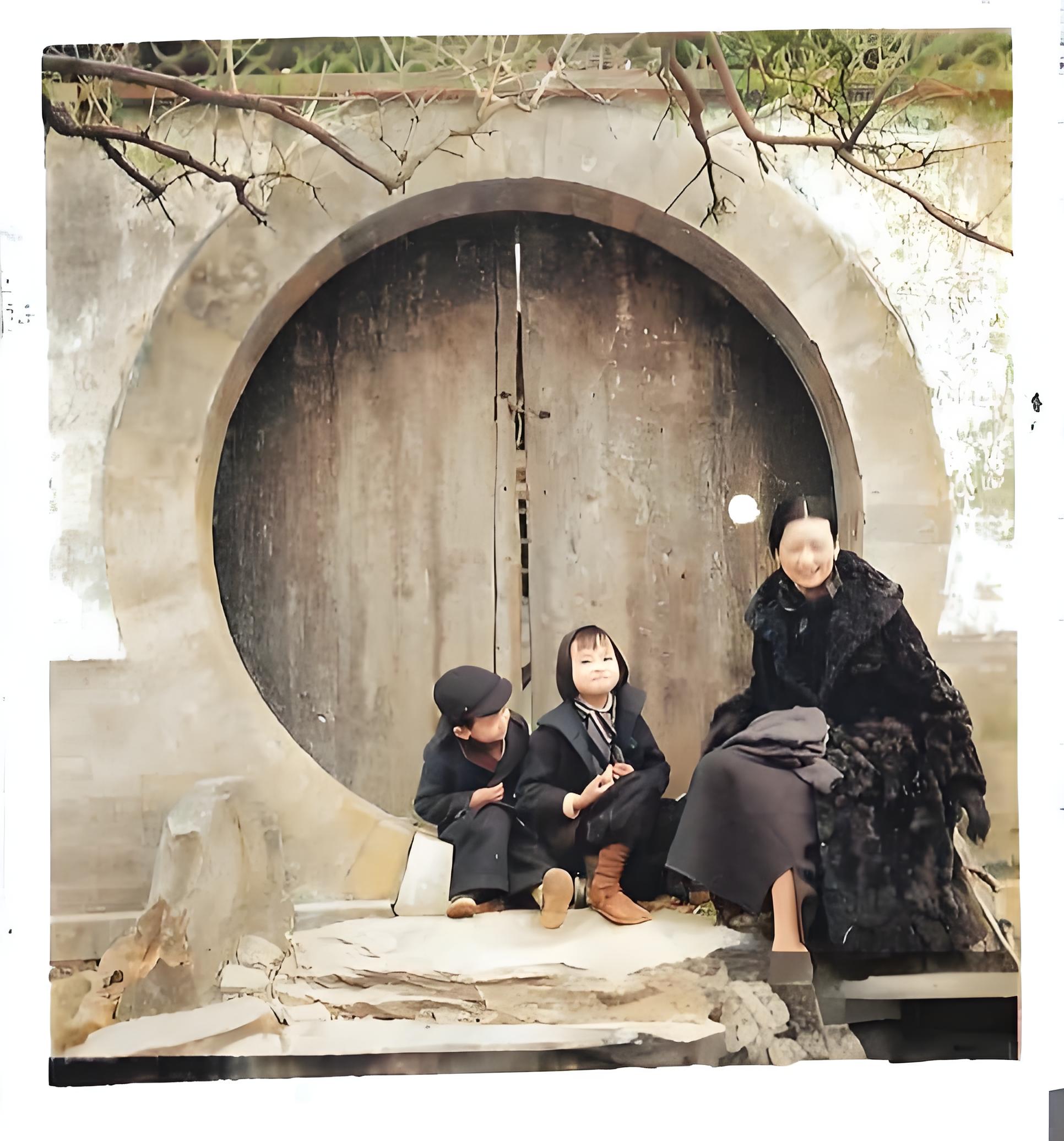 晚清时期，朝鲜，一位坐在轿子中的千金小姐，在她的手中以及两边两人侍从手中都拿着漂亮的鲜花 ​​​