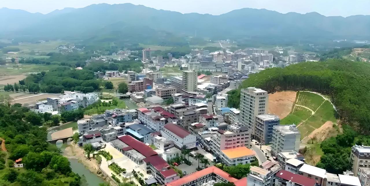 翁源县属于广东省韶关市。翁源县可太有历史啦！秦朝时就属于南海郡，隋朝开皇十一年（
