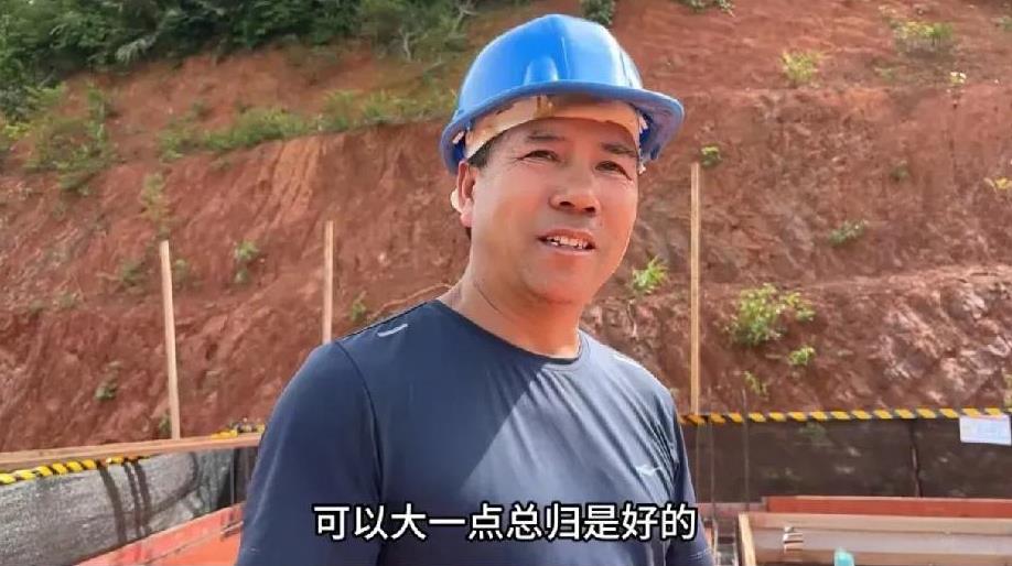 小陈给老挝大舅哥盖二层小楼，用料太浪费！一层顶绑了两层钢筋，还加放射筋，而且用的
