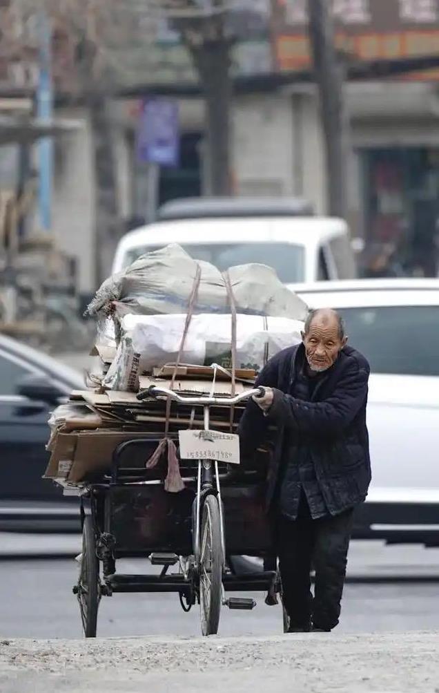 拾荒老人是出于什么目的走街串巷去捡一些纸箱子和塑料瓶子？是单纯的贴补家用还是有深