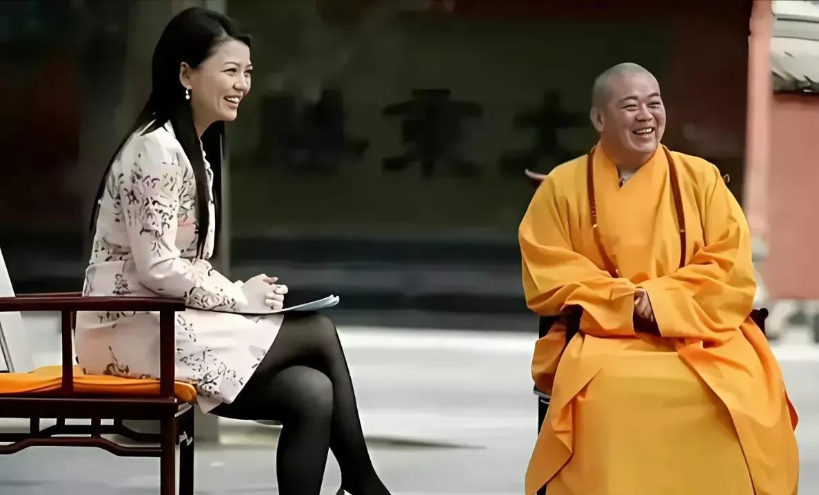 不知道李湘现在看到这张当年采访释永信的照片会不会觉得尴尬。
现在看来，当年他的名