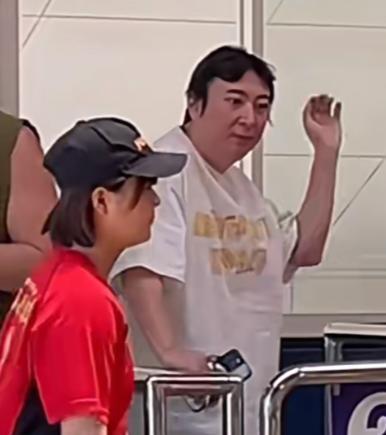 事实告诉我们，
男人再有钱，也得悠着点儿。
看王思聪，不到40岁的人，身体就已经