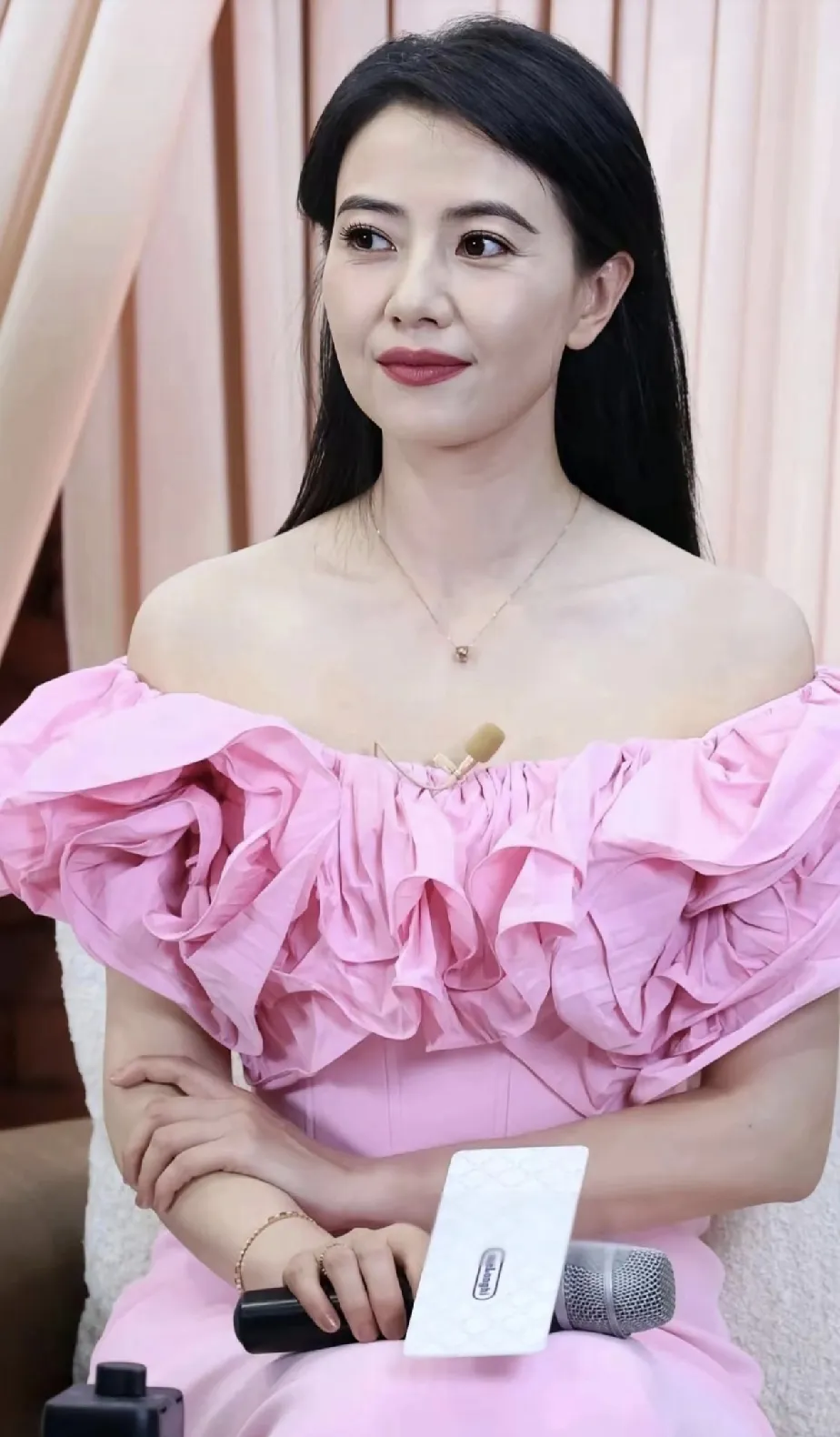 高圆圆吓我一跳。
越漂亮的女人好像花期越短，
美如高圆圆也不例外，
好像突然变老